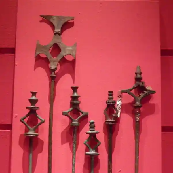 Four-point cross bronze pin